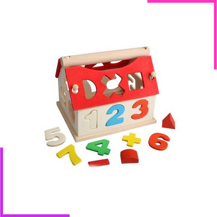 Case en bois avec chiffres, lettres et signes arithmétiques. Méthode Montessori
