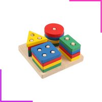 Quatre formes géométriques (triangle, cercle, carré et rectangle) de couleurs différentes à empiler par bloc de 4