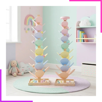 Arbre à billes en bois dans une chambre d'enfant, feuilles colorées empilées