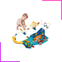 Enfant jouant à genoux avec le circuit de voitures