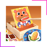 Jeu d'imitation en bois et diverses pièces d'aliments colorées.