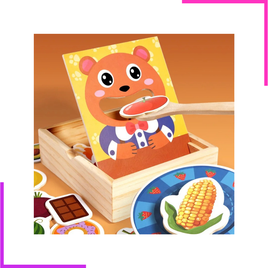 Jeu d'imitation en bois et diverses pièces d'aliments colorées.