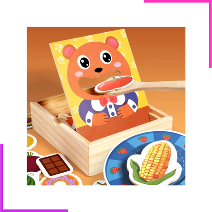 Jeu d'imitation en bois et diverses pièces d'aliments colorées.