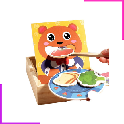 Jeu d'imitation en bois et diverses pièces d'aliments colorées.