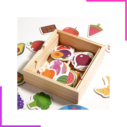 Jeu d'imitation en bois et diverses pièces d'aliments colorées.