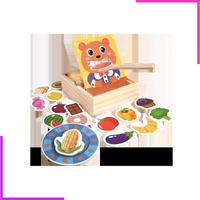Jeu d'imitation en bois et diverses pièces d'aliments colorées.