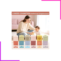 Parent et bébé jouant avec les cubes d'empilage en silicone