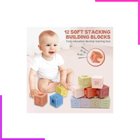 Bébé empilant les cubes en silicone souple