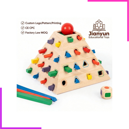 Pyramide en bois garnie de bâtonnets colorés, bille rouge au sommet