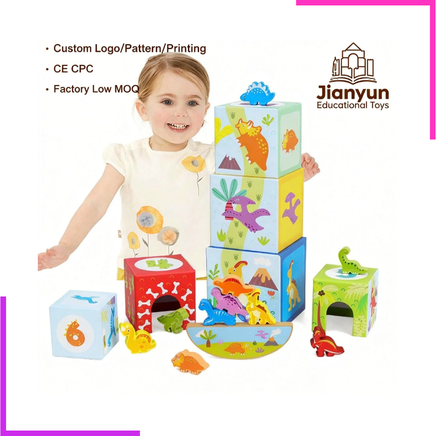 Enfant empilant les cubes dinosaures sur une table