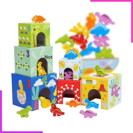 Cubes dinosaures empilés en tour, dinosaures en bois posés devant