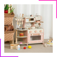 Cuisine en bois pour enfant installée dans une chambre