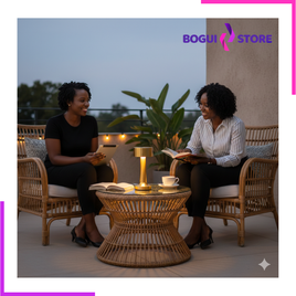 Lampe de table dorée LED Bogui Store éclairant une terrasse moderne le soir.