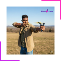 Homme utilisant une lance-pierre de précision en plein air sur des cibles.