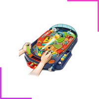 Mains d'enfant actionnant les palettes du flipper de table