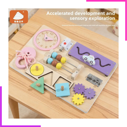Tableau d'activités en bois posé sur une table, horloge et formes colorées visibles