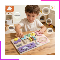 Enfant manipulant les activités du tableau à deux mains