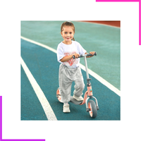 Enfant debout à côté de sa trottinette deux roues