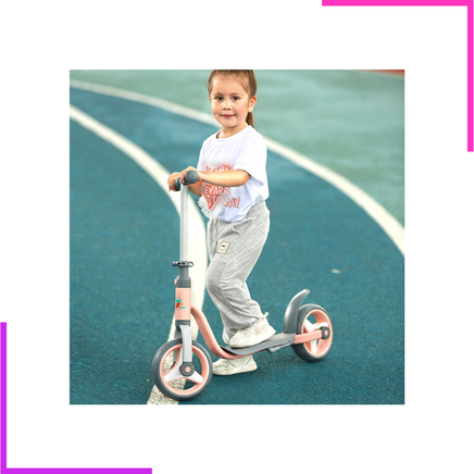 Enfant roulant sur la trottinette deux roues sur une piste