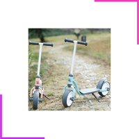 Trottinette enfant deux roues de couleur bleue, vue de côté en extérieur